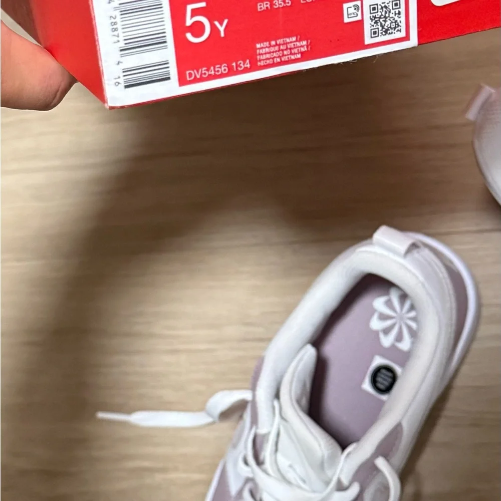 Nike White and Light Purple Kids' Sneakers (Youth 5Y)